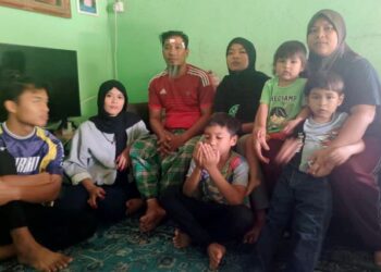 MOHD. Azri Ibrahim (tiga dari kiri) dan Siti Fatin Hasinah Aliudin (kanan) bersama anak-anak mereka di Kampung Seberang Paya, Ulu Gadong, Rembau, Negeri Sembilan. - NOR AINNA HAMZAH