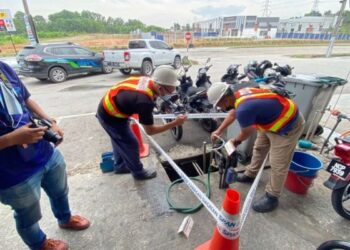 OPERASI penguatkuasaan dijalankan di sebuah premis rumah kedai yang sedang dalam proses ubah suai di Rembau, semalam.