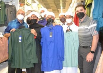 LOUIS Balat Joseph (kanan) bersama Ameer Ali (kiri) bersama pelajar Maahad Tahfiz An Najihah, Kampung Jijan yang menerima sumbangan pakai hari raya sempena program Fast2Feed di Seremban 2 semalam. - FOTO/ZAKKINA WATI AHMAD TARMIZI