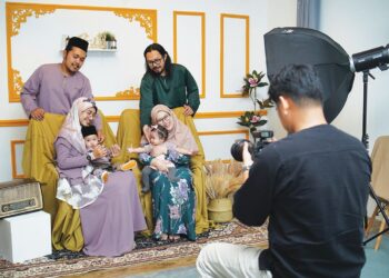 PELANGGAN menggunakan khidmat studio gambar Picfavestudio yang menampilkan konsep tema minimalis hiasan dalam rumah sempena Hari Raya Aidilfitri di Taman Seraya, Port Dickson, Negeri Sembilan. - UTUSAN/ZAKKINA WATI AHMAD TARMIZI