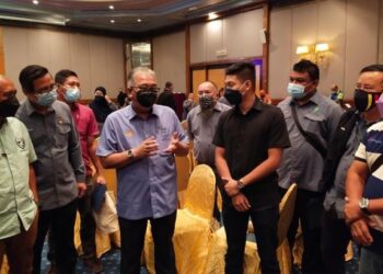 ZAHIMI Hassan (empat dari kirI) beramah mesra dengan usahawan tani pada Program Jelajah Sistem GeoTanaman Aspirasi Keluarga Malaysia Negeri Sembilan di Seremban hari ini. - FOTO/NOR SHAFAWATI YUP