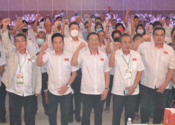 DOMINIC Lau Hoe Chai (baris depan, tengah) selepas merasmikan Majlis Persidangan Perwakilan negeri ke-47 Wanita dan Pemuda ke-35 Gerakan Negeri Sembilan di Seremban semalam. - FOTO/ZAKKINA WATI AHMAD TARMIZI