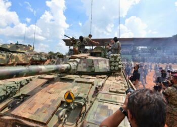 HISHAMMUDDIN Tun Hussein turut menguji sebuah kenderaan tempur dalam Latihan Kuasa Tembakan (LKT) 2022 yang diadakan di Kem Syed Sirajuddin, Gemas, Tampin, Negeri Sembilan, hari ini. - FOTO/MOHD. SHAHJEHAN MAAMIN
