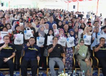 KHAIRY Jamaluddin bergambar bersama mahasiswa dan tetamu selepas merasmikan Majlis Penyerahan Peranti Siswa Keluarga Malaysia di Universiti Teknologi Mara (UiTM) Kampus Seremban, Seremban, hari ini. - FOTO/MOHD SHAHJEHAN MAAMIN