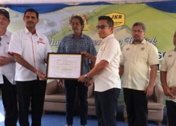 KHAIRY Jamaluddin (tiga dari kiri) menyaksikan penyerahan sijil projek pembinaan Klinik Kesihatan Lenggeng daripada Jurutera Daerah, Jabatan Kerja Raya Seremban, Ir. Ainor Izman Maimun@Mahmood (tiga dari kanan) kepada Ketua Setiausaha Kementerian Kesihatan, Datuk Harjeet Singh pada Majlis Penyerahan Projek Pembinaan Klinik Kesihatan (Jenis 5) Lenggeng di Seremban, semalam.