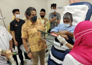 KHAIRY Jamaluddin bertemu pesakit yang menerima rawatan pada Majlis Perasmian Hospital Rembau di Rembau, Negeri Sembilan, hari ini. - FOTO/NOR AINNA HAMZAH