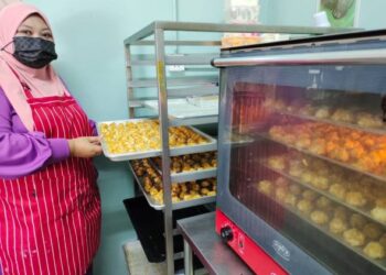 TENGKU Yusrina Tengku Sulong menunjukkan sebahagian kuih raya yang  ditempah pelanggan di kedainya di Seberang Batu Hampar, Rembau, Negeri Sembilan. - UTUSAN/NOR AINNA HAMZAH