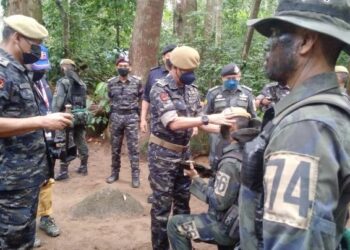 RAZARUDIN Husain memakaikan beret kepada peserta yang berjaya menamatkan kursus asas 69 Komando di Trong dekat Bukit Gantang, Perak, hari ini. - FOTO/WAT KAMAL ABAS