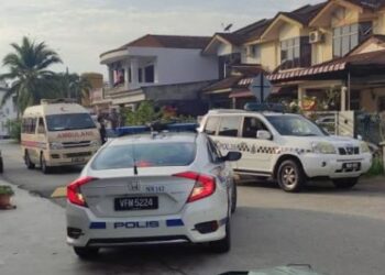 ANGGOTA polis dan petugas kesihatan tiba di sebuah rumah di Bandar Dataran Segar, Lukut, Port Dickson petang semalam selepas menerima maklumat awam bahawa terdapat sepasang suami isteri berada dalam keadaan tidak sedarkan diri di dalam rumah.