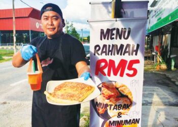 KAMARUL Rizal Kamarudin menunjukkan Menu Rahmah martabak bersaiz besar yang dijualnya di Kedai Murtabak Terbang, Sikamat, Seremban, Negeri Sembilan. - UTUSAN/NOR SHAFAWATI YUP