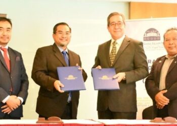 PROF. Dr. Sharifudin Md Shaarani (dua dari kiri) dan Adnan (dua dari kanan) bertukar dokumen pada majlis menandatangani MoA di antara USIM dan Nestle bagi Program Halal@School with Nestle yang diadakan di Bangi, Selangor, semalam.