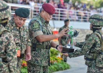 ZAMROSE Mohd. Zain menyampaikan anugerah Perajurit Muda Wanita Terbaik kepada Nur Syafiqah Liyana sempena Majlis Perbarisan Tamat Latihan Tentera Darat Perajurit Muda Lelaki Siri 194/2021 dan Wanita Siri 47/2021 yang diadakan di Pusasda, Port Dickson, hari ini. - FOTO/MOHD. SHAHJEHAN MAAMIN