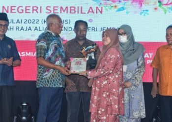 MAHDZIR Khalid menyampaikan anugerah kepada seorang penerima pada Program Wacana Ilmu, Wanita Inspirasiku anjuran Kemas Negeri Sembilan di Dewan Feldajaya, Jempol, Negeri Sembilan, hari ini. - FOTO/MOHD. SHAHJEHAN MAAMIN