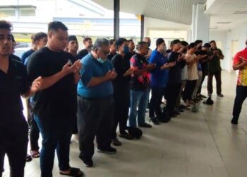 AHLI keluarga, pelajar dan kakitangan UiTM Kampus Rembau serta sukarelawan menunaikan solat jenazah di pekarangan Unit Perubatan Forensik, Hospital Rembau, di sini sebelum di bawa ke UiTM Rembau untuk solat jenazah kali kedua. - FOTO/NOR AINNA HAMZAH