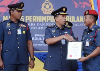 ABDUL Khair Osman (tengah) menyampaikan sijil penghargaan kepada Muhammad Hilmi Mohd. Fauzi pada Majlis Perhimpunan Bulanan JBPM Negeri Sembilan di Balai Bomba dan Penyelamat Seremban 2 di Seremban, Negeri Sembilan, semalam. - UTUSAN/MOHD. SHAHJEHAN MAAMIN