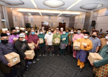 RAMLI Bakar (baris hadapan, lapan dari kiri) dan Mohamad Afif (barisan hadapan, enam dari kiri) pada Majlis Sumbangan Ramadan dan Serahan Kutipan Dana Kilat dari pihak AMK Negeri Sembilan di Port Dickson semalam. - FOTO/MOHD. SHAHJEHAN MAAMIN