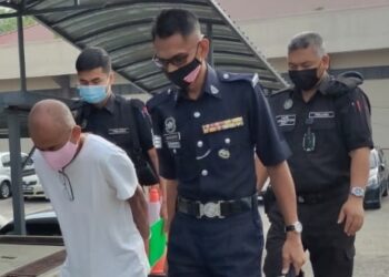 MAT Isa Mat Dali dibawa ke Mahkamah Majistret Kuala Pilah hari ini bagi didakwa atas kesalahan memperdaya seorang wanita dalam urusan pembayaran pendahuluan pada 2015. - FOTO/NOR AINNA HAMZAH