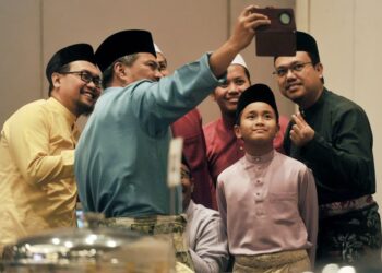ORANG ramai tidak melepaskan peluang bergambar bersama Ahmad Azfar Azraie (dua dari kanan) dalam satu majlis di Seremban, Negeri Sembilan, kelmarin. - UTUSAN/MOHD. SHAHJEHAN MAAMIN