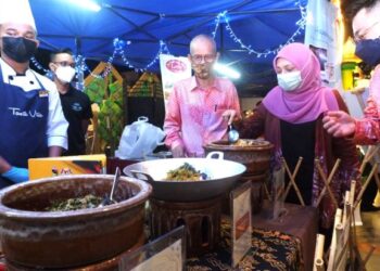 HAZIZ Hassan (tengah) bersama Siti Mazlina (dua dari kanan) melihat juadah berbuka puasa yang ditawarkan pihak hotel pada Majlis Pelancaran Karnival MAH NS, Festival Makanan Negeri Sembilan 2022 Sempena Ramadan di Seremban, semalam. - FOTO/ZAKKINA WATI AHMAD TARMIZI