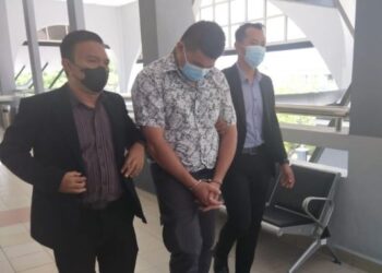 CHU Tuan Kang (tengah) didakwa di Mahkamah Sesyen Seremban hari ini atas pertuduhan memberi rasuah kepada pegawai KPDNKK 10 tahun lalu. - FOTO/NOR SHAFAWATI YUP