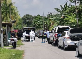 PIHAK forensik dan polis memeriksa mayat lelaki warga Rohingya yang ditemui tanpa pakaian dengan kesan tikaman dipercayai dibunuh rakan serumahnya dalam kejadian di Jalan Bukit Tembok, Seremban hari ini. - FOTO/NOR SHAFAWATI YUP