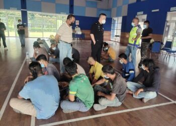 HOO Chang Hook (berdiri, dua dari kanan) ketika dalam Op Sarang yang dijalankan bersama pihak AADK di sekitar kawasan Palong, Jempol yang bermula kelmarin dan berakhir semalam. - FOTO/IHSAN POLIS