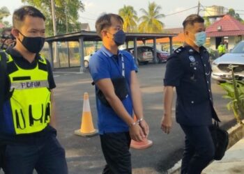 FOO Seng An (tengah) dibawa ke Mahkamah Majistret Rembau hari ini atas pertuduhan gagal memberikan keterangan munasabah berhubung pemilikan wang di dalam akaun bank miliknya. - FOTO/NOR AINNA HAMZAH