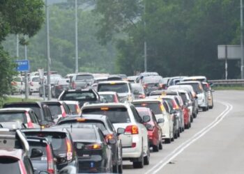 KEADAAN trafik sesak di Jalan Seremban-Kuala Pilah dekat Bukit Putus berikutan pertambahan kenderaan susulan orang ramai pulang ke kampung halaman sempena sambutan Aidilfitri. - FOTO/BADRUL HAFIZAN MAT ISA