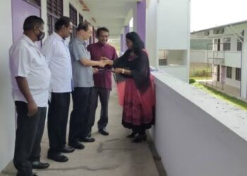 MAH Hang Soon (tengah) menyerahkan CPC kepada Navaneetham (kanan) sempena Majlis Penyerahan Salinan CPC Bangunan Baharu SJKT Ladang Regent, Gemencheh, Tampin hari ini. - FOTO/NOR AINNA HAMZAH