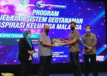 ZAHIMI Hassan (dua dari kiri) menyampaikan Sijil Perakuan Pendaftaran Sistem GeoTanaman kepada usahawan tani pada Program Jelajah Sistem GeoTanaman Aspirasi Keluarga Malaysia Negeri Sembilan di Seremban hari ini. - FOTO/NOR SHAFAWATI YUP