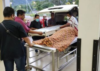 JENAZAH pasangan warga emas yang maut dalam kemalangan di Jalan Jelai-Bukit Rokan, Tampin dibawa keluar dari Jabatan Perubatan Forensik Hospital Tampin semalam untuk dibawa ke tanah perkuburan bagi dikebumikan. - FOTO/NOR AINNA HAMZAH