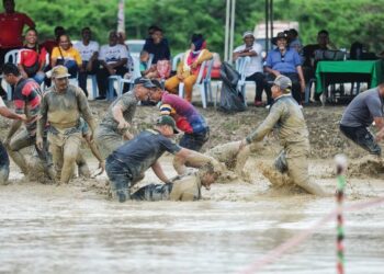 PASUKAN Rentaka bergembira sambil bermain Lumpur selepas menewaskan pasukan DBKL dalam pertadingan Tarik Tali Ngoca Sempena Sambutan Hari Sungai Sedunia Peringkat Negeri Sembilan 2022 di Tapak Ngoca, Perkampungan Budaya Terachi, Kuala Pilah, Negeri Sembilan. - UTUSAN/MOHD. SHAHJEHAN MAAMIN