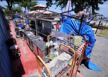 PERALATAN gerai-gerai jualan di sekitar pantai Telok Kemang, Port Dickson, Negeri Sembilan, yang tidak terurus dan terbiar ekoran penutupan operasi oleh peniaga kerana ketiadaan pelancong ke pantai tersebut. - UTUSAN/MOHD. SHAHJEHAN MAAMIN