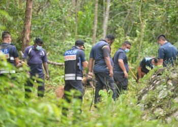 ANGGOTA polis dari Unit Forensik terus melakukan pencarian di dalam kawasan hutan di Taman Bukit Zamrud, Seremban, hari ini. - FOTO/MOHD. SHAHJEHAN MAAMIN