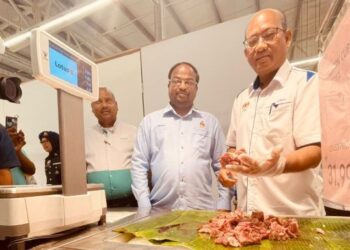 AZMAN Mohd. Yusuf (kanan) ketika melakukan pemantauan Skim Harga Maksimum Musim Perayaan (SHMMP) Deepavali 2022 di sebuah pasar raya besar di Nilai, Seremban hari ini. - FOTO/AFIFI HAFIZ MOHD. NOR