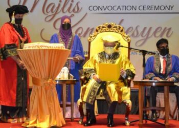 TUANKU Muhriz Tuanku Munawir ketika bertitah menyempurnakan Majlis Konvokesyen Akademi Kedoktoran Keluarga Malaysia yang berlangsung di Seremban hari ini. - FOTO/ZAKKINA WATI AHMAD TARMIZI