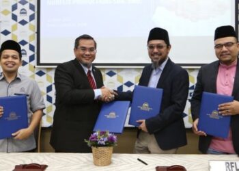 SHARIFUDIN Md. Shaarani (dua dari kiri) bersama Syah Rizal (dua dari kanan) pada majlis menandatangani MoU antara USIM dan Nurflix di Nilai, Seremban hari ini. - FOTO/ZAKKINA WATI AHMAD TARMIZI