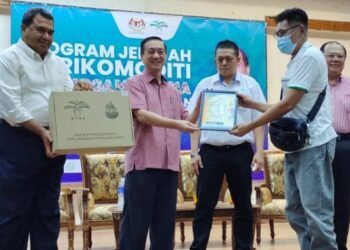 WEE Jeck Seng menyampaikan Sijil MSPO kepada pekebun kecil pada Program Jelajah Agrikomoditi Keluarga Malaysia di Dewan Kompleks Perumahan IPD Tampin, Tampin, hari ini. - FOTO/NOR AINNA HAMZAH