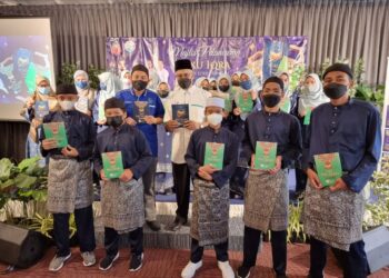NAURAH CARE menyerahkan buku Iqra' kepada anak yatim Pertubuhan Kebajikan Anak Yatim Kuang Selangor sebagai wakaf misi Ramadan.