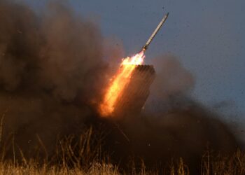 PELANCAR roket BM-21 yang ditembak menghala ke kedudukan tentera Russia di timur Ukraine.-AFP