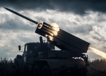 TENTERA Ukraine melepaskan pelancar roket berganda ke arah kedudukan tentera Russia di wilayah Kharkiv.-AFP