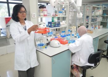 KETUA Penyelidik Biotropics Malaysia Berhad, Dr. Annie George ketika melakukan kajian di makmal.