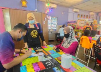 NUR SAANA SYAZA MOHD. SOFIAN (tengah) mengambil pesanan pengunjung di Restoran Mee ZDin di Behor Lateh, Kangar, Perlis. semalam. - UTUSAN/SYED AZLAN SAYID HIZAR