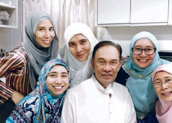 GAMBAR kenangan Nurul Izzah bersama keluarga.