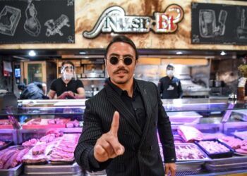 SALT BAE bergambar di dalam restorannya, Nusr-Et di Istanbul.-AFP