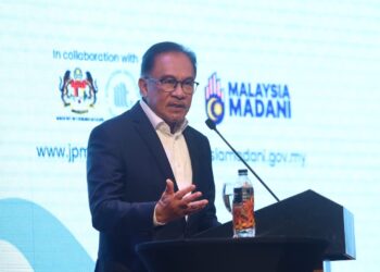 ANWAR Ibrahim menyampaikan ucaptama pada Forum Antarabangsa mengenai Islam dan Islamofobia: Ke Arah Bermakna Penglibatan Melalui Pendekatan Madani di Putrajaya.