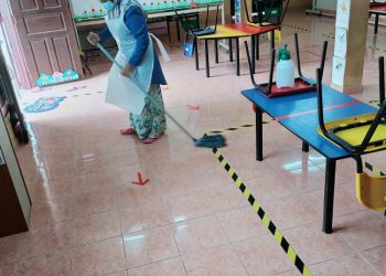 Seorang guru melakukan proses sanitasi di sebuah Tadika Kemas di Kubang Pasu, semalam.