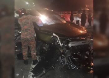 SEBUAH Proton X50 terbabas dan melanggar pengadang jalan menyebabkan dua daripada empat penumpang nyaris maut dalam kemalangan di KM12.3 Lebuhraya Persekutuan di Shah Alam Selangor, tengah malam tadi.