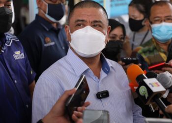 SAARANI Mohamad ditemui pemberita selepas melawat PPV Remaja di Sekolah Izzuddin Shah di Ipoh, Perak,  hari ini. 