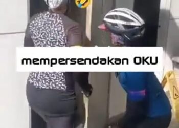TANGKAP layar memaparkan dua wanita yang dilihat berlakon sebagai OKU ketika memasuki tandas  yang dikhaskan untuk golongan berkenaan.